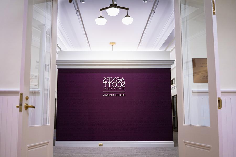 招生办公室的入口——紫色的墙上写着“正规博彩十大网站排名”